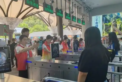 2025年火爆“五一”假期，張家界口岸出入境旅客超9100人次